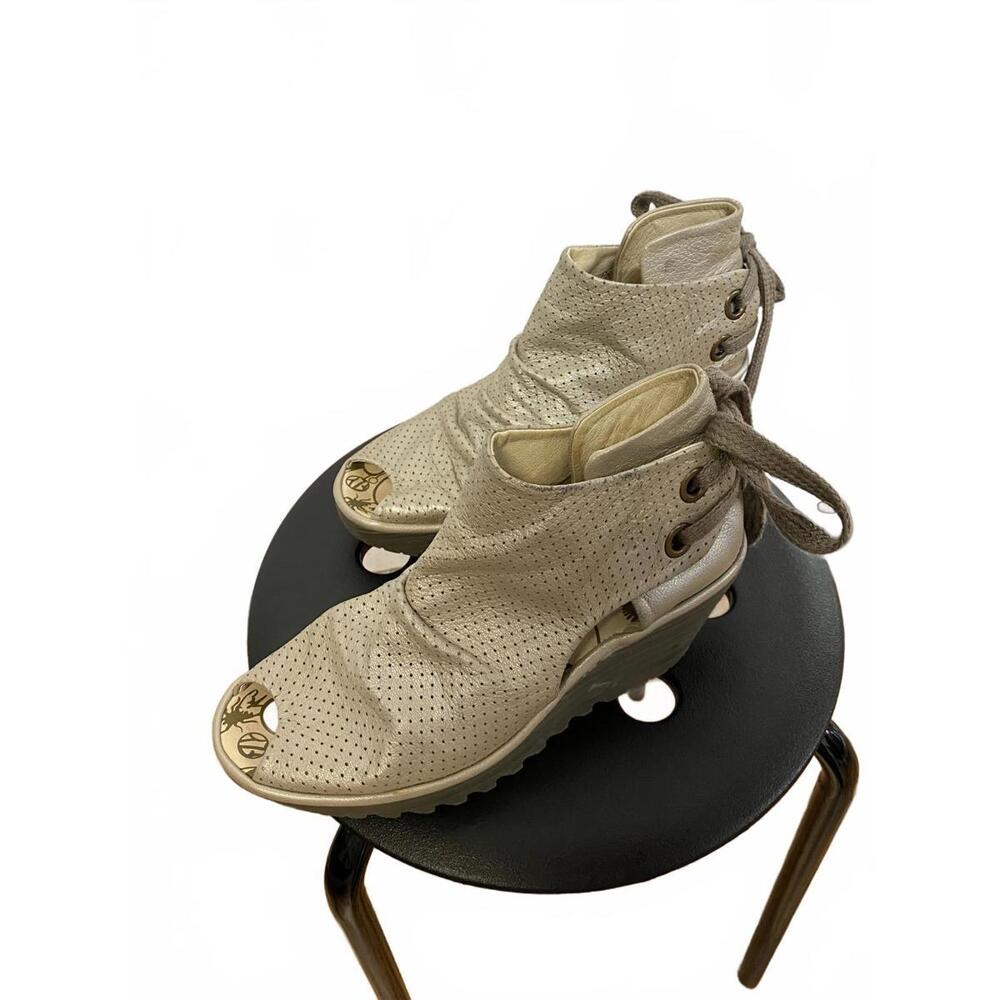 Womens Beige Silver Fly London Perforated Leather Wedge Peeptoe Sandals Size 37 - Picture 4 of 7